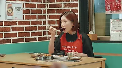 Kkilkkil Sanghoe video features hilarious misunderstanding over restaurant uniform