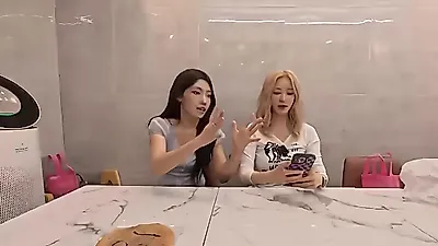 Jun Hyo Seong tours Dongdaemun MZ hotspots with Secret's Yebin