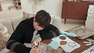 Kang Daniel wins quirky keyring-making contest with unexpected wit
