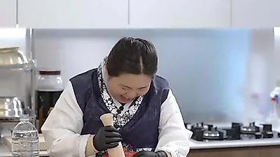 Park Seo-jin and Park Hyo-jeong make experimental songpyeon for Chuseok