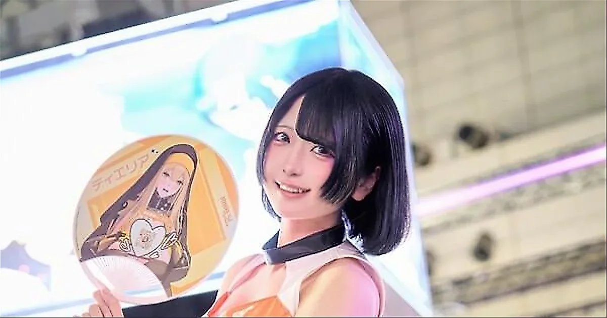 Kino cautiva con un estilo naranja en el stand de Miraesi en el TGS 2026