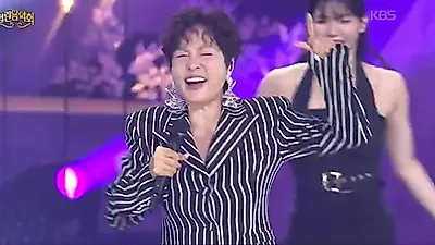 Jeong Su-ra proves her unrivaled stage presence with 'City Street'