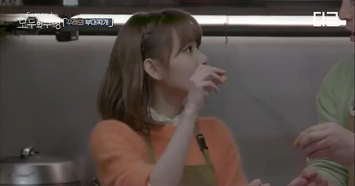 Sakura vỗ tay trước vị kimchi ủ lâu cay đậm, rồi bối rối vì độ cay bất ngờ