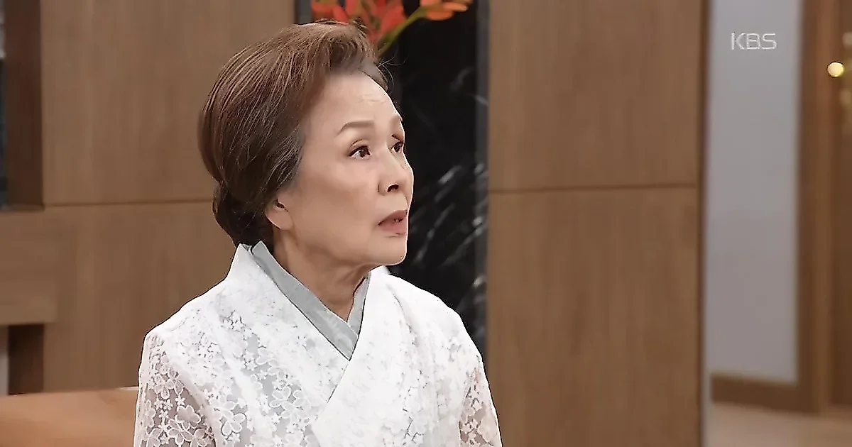 Moon Hee-kyung gây chú ý với màn xin lỗi bằng cách gọt táo dành cho Lee Sang-sook