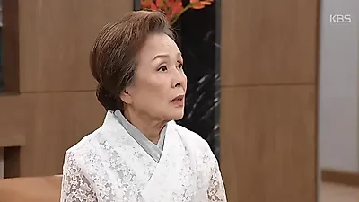 Moon Hee-kyung's quirky apology with an apple catches eyes