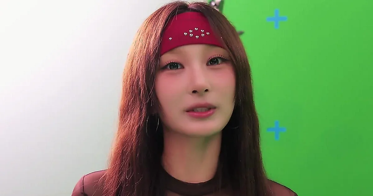 ICHILLIN' J hé lộ hậu trường MV 'BANANA(Look At Me!)' với thử thách kỹ thuật Chroma key