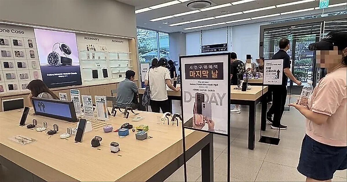 Khách hàng đổ xô đặt trước dòng Galaxy Z8 của Samsung Electronics
