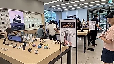 [On the Scene] Galaxy Z8 Preorders Draw a Last-Day Rush to Samsung Stores