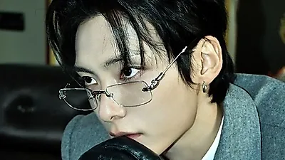 Junhee proves vocal prowess with handheld mic on 'Show! Music Core'