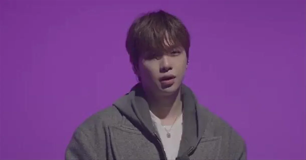 Kang Daniel khoe giọng hát đầy cảm xúc qua clip live 'Watercolor'
