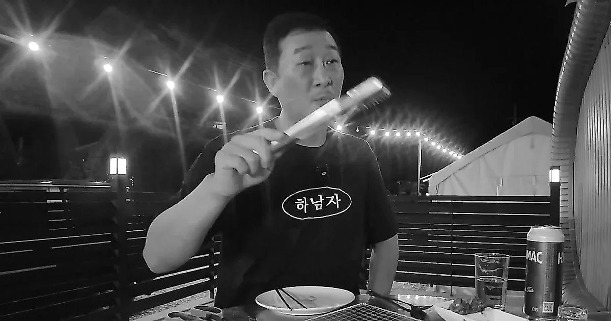Kang Sung Hoon disfruta de la recolección de almejas y una barbacoa en la playa de Biin