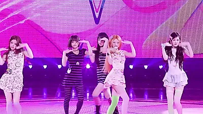 KiiiKiii charms Inkigayo with pink-hued 'What Should I Do'