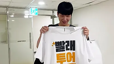 Jeong Hyeong-seok Takes His First Step: Inside the Incheon Tour of the Musical 'Laundry'