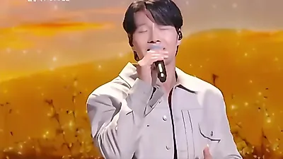 Kim Jong-kook Draws Attention With Poignant 'Jejari-georeum' Performance on 'The Seasons'