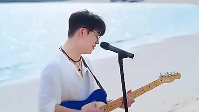 Hong Dae-kwang delivers seasonal confession in 'Seasons Full of You' live clip