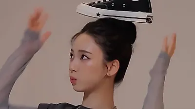 Karina's gaze techniques: 'head first' vs. 'eyes first'