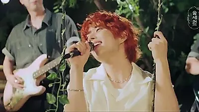 MJ delivers powerful live performance of 'Right..?' in forest