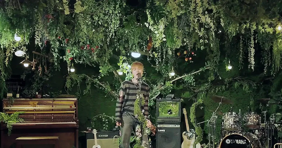 Jung Dong-ha interpreta 'OASIS' en el bosque con una potente balada rock