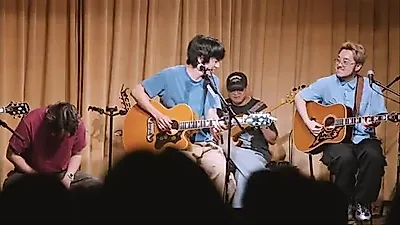 Lee Seung Yoon performs unplugged version of 'A Crumpled Day' at Club Geek