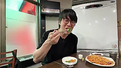 Sung Si-kyung visits Chungmuro restaurant: "Better than Daerim-dong"