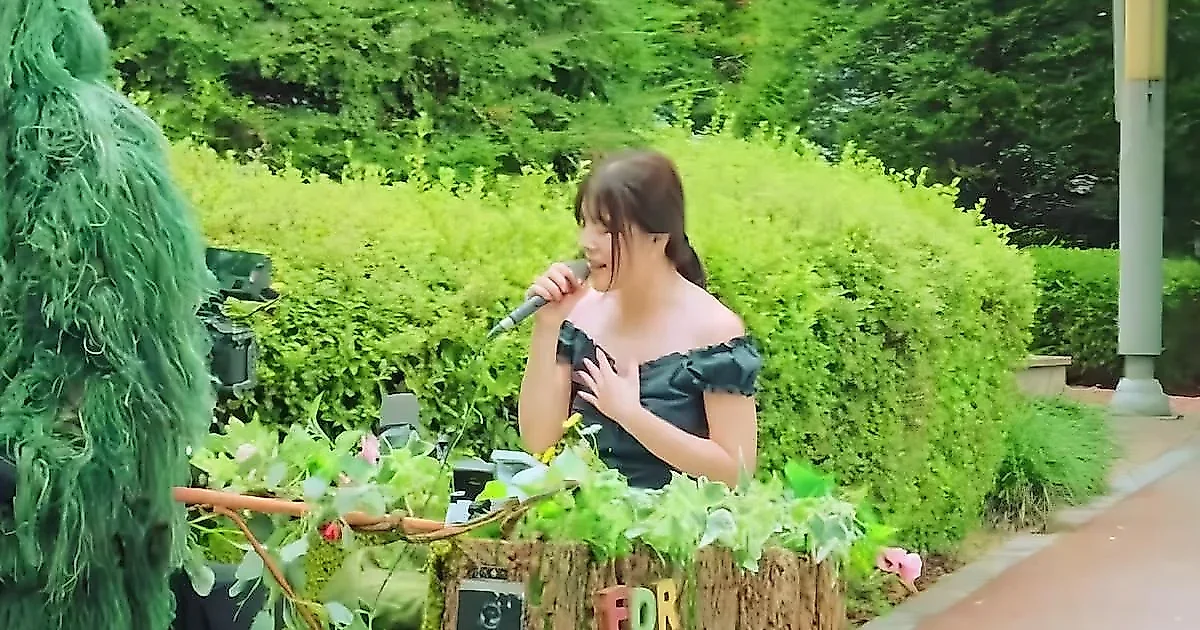 Chu Hwa-jeong、手押し車の上で「To You」と「To You Only」を熱唱。街を溶かすバラードライブ