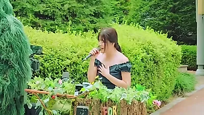 Chu Hwa-jeong delivers soulful ballads from a handcart