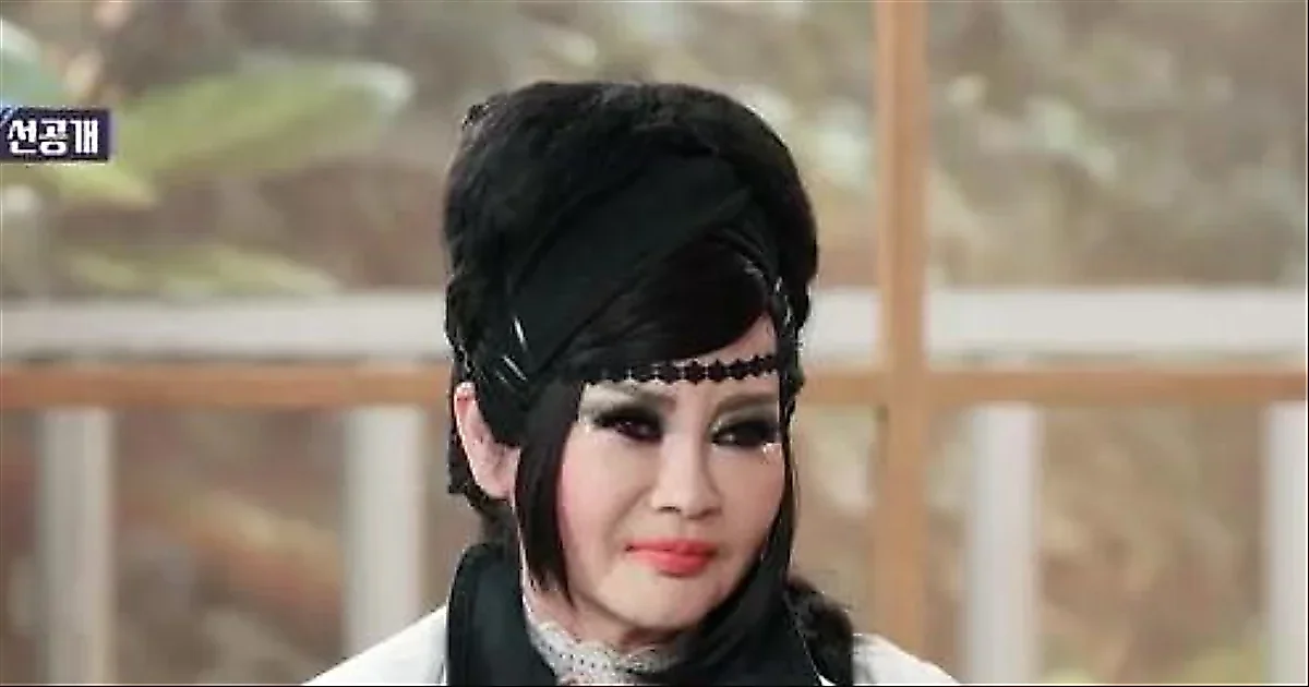 Wife's 365-day makeup habit reveals a hidden psychological mask