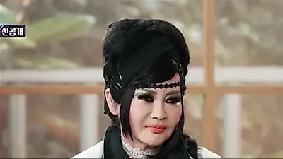 Wife's 365-day makeup habit reveals a hidden psychological mask