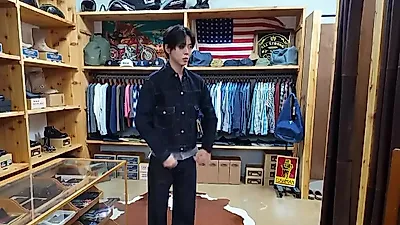 Joo Woo-jae showcases Amekaji styling in Sinsa-dong Garosu-gil