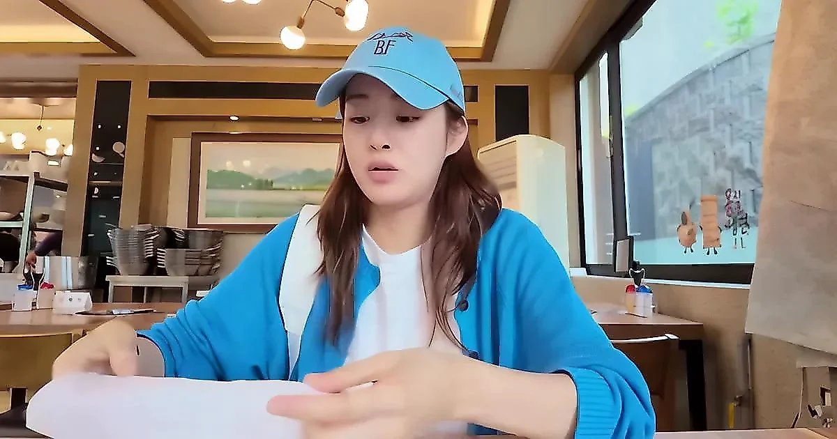 Kang Sora disfruta de la libertad volando en paragliding