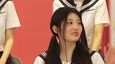 ILLIT and MOMOKA's hilarious reactions to dinosaur prank