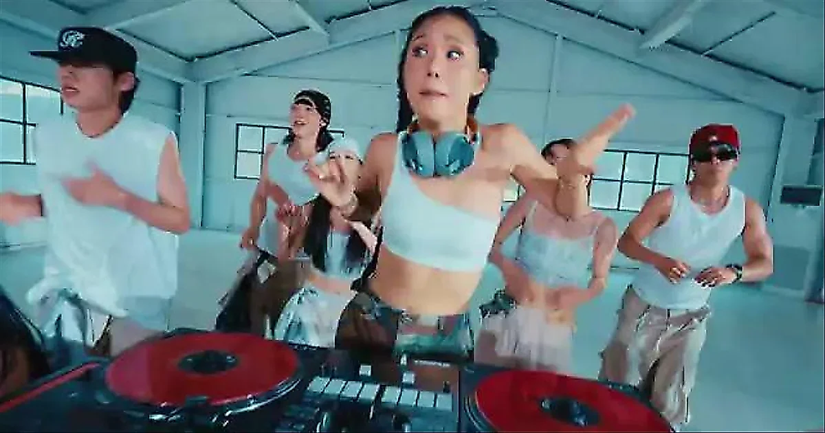 OH MY GIRL's Mimi debuts solo with 'Bish Bash Bosh' performance