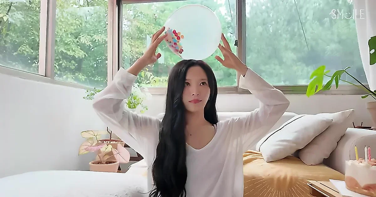 Billlieのスア、誕生日記念のスナップ撮影現場をVlogで公開。自然体な魅力に迫る