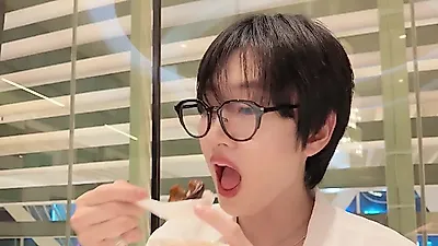 Eunhyuk's Shanghai fan-meeting highlights: "Disney fireworks are number one"