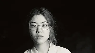 SE SO NEON releases 'p and q' music video directed by Hwang So-yoon
