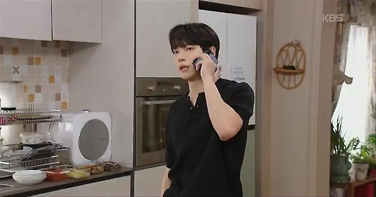 Bae Youn-kyu shows intense interest in Jung Bo-min in 'Love on the Menu'