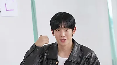 Jung Hae-in reveals unexpected chatty side on Salon Drip
