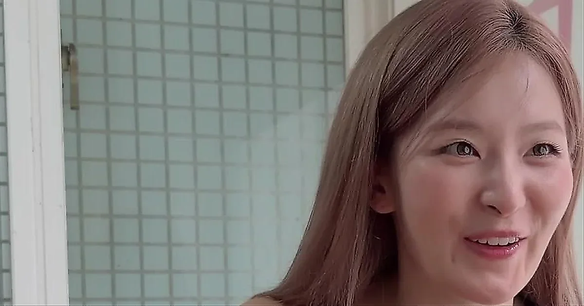 Seulgi recorre los callejones de Haebangchon con un estilo espontáneo