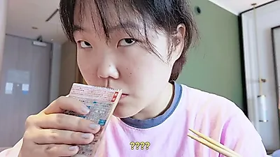 Lee Suhyun enjoys convenience store mukbang during business trip to Japan... “Must buy the new 7-Eleven ramen”