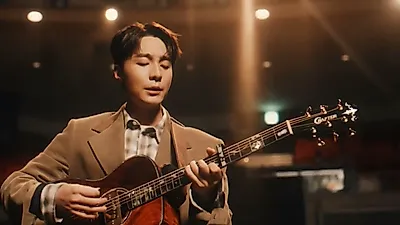 Roy Kim transmite consuelo y el significado de las lágrimas con la interpretación en vivo de 'CRY OUT LOUD'