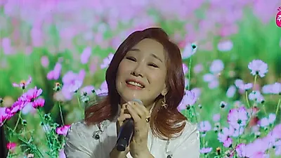 「暗く歌いましょうか」という問いへの作詞家の回答が名曲を生んだ、キム・サンヒの「コスモスが咲く道」