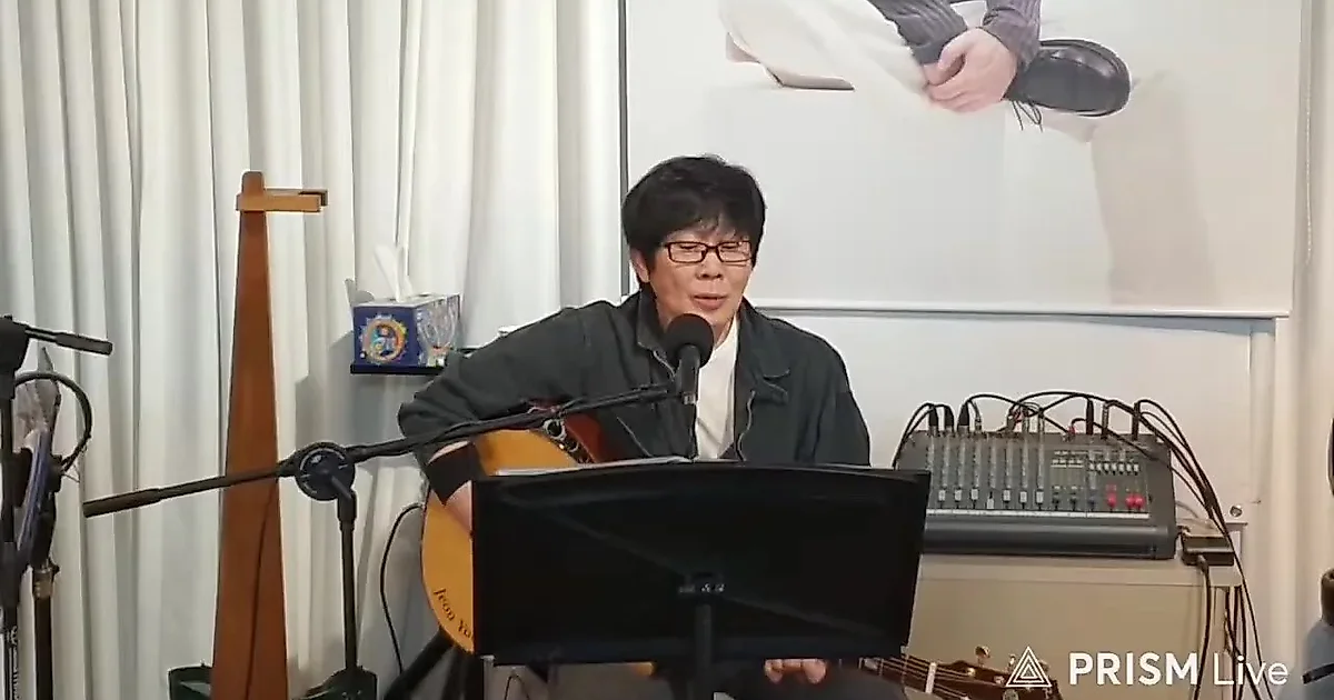 Young Rok Jeon trình diễn 'Ngoài chợ trời đang mưa' và 'Anh yêu em, đừng rời xa' trong buổi phát sóng trực tiếp