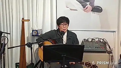 Young Rok Jeon interpreta 'Llueve fuera del mercado' y 'Te amo, no te vayas' en una transmisión en vivo