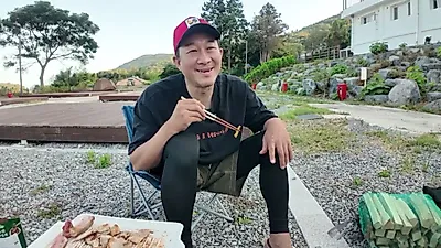 SUNGHOON造访丽水金鳌岛废校露营地，享用搭配芥菜泡菜的排骨餐
