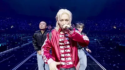 Stray Kids，展示首尔世界巡演“RUN IT”舞台的视频