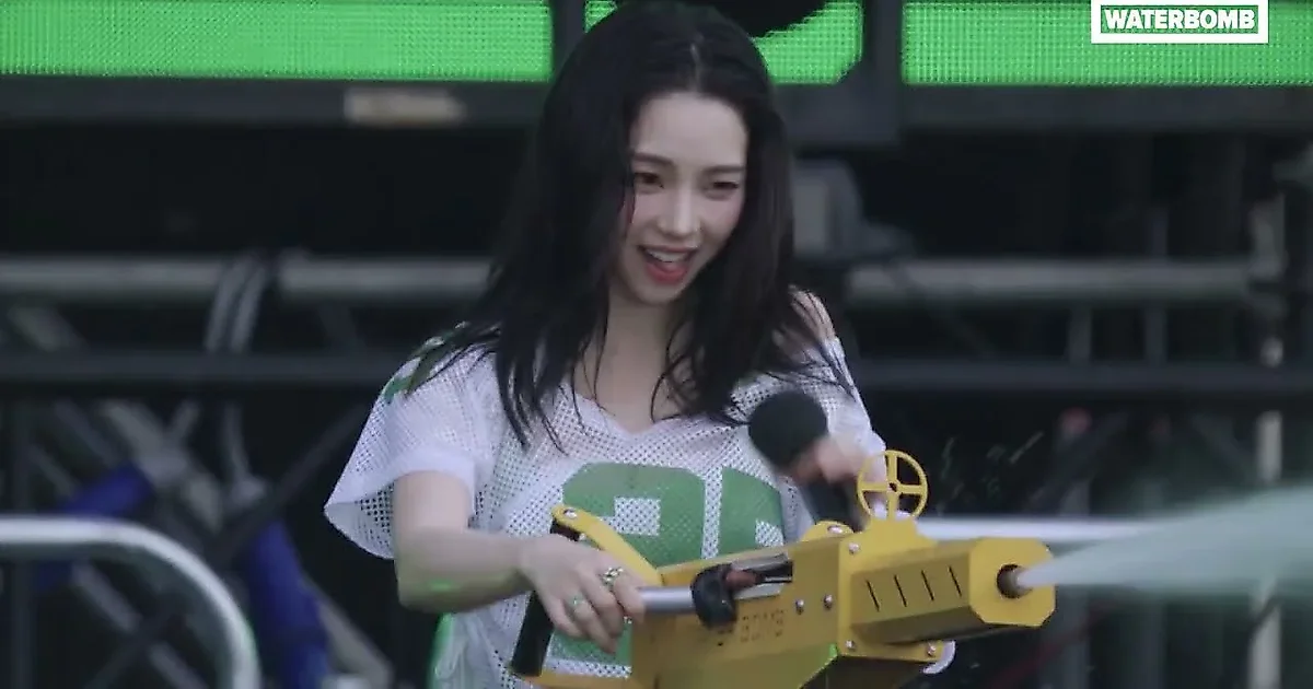 KARINA trình diễn các ca khúc solo 'GOOD STUFF' và 'UP' tại sân khấu WATERBOMB