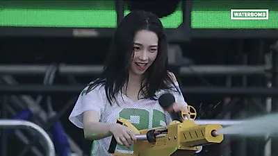 KARINA presenta sus canciones en solitario 'GOOD STUFF' y 'UP' en el escenario de WATERBOMB