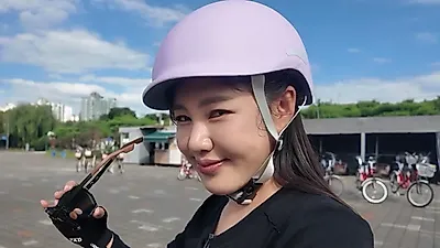 Nữ ca sĩ Song Ga-in vượt qua nỗi sợ xe đạp ở tuổi 41