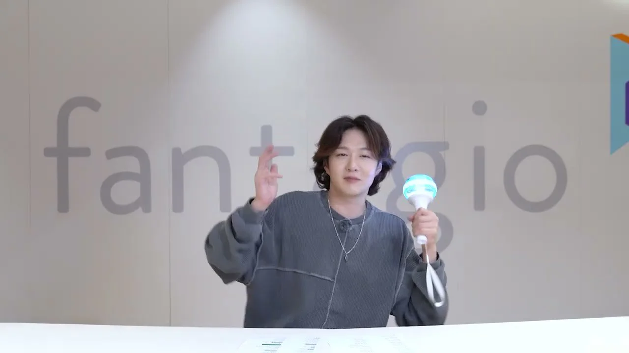 Lee Changsub demonstrates 'Green Star' cheering guide ahead of concert