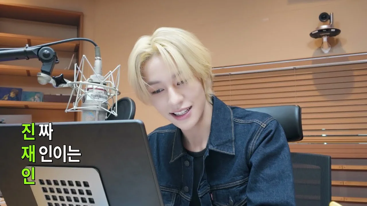 JAEIN (KEYVITUP) luyện phát âm bằng bút để chuẩn bị cho thử thách làm DJ radio